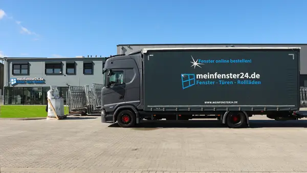 Foto von einem meinfenster24-LKW vor dem Firmensitz und Lager von meinfenster24 in Apensen