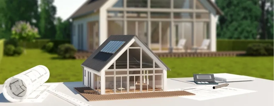 Architekturmodell eines modernen Hauses mit großen Fensterfronten, umgeben von Bauplänen; die dargestellten Fensterfronten entsprechen den hochwertigen Lösungen, die bei meinfenster24 erhältlich sind.