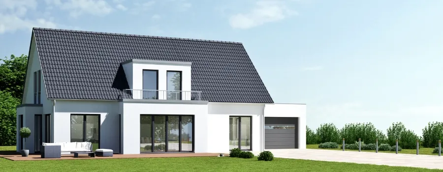 Einfamilienhaus mit weißer Fassade und großen Fensterfronten sowie einem anliegenden Garagentor, die bei meinfenster24 erhältlich sind.