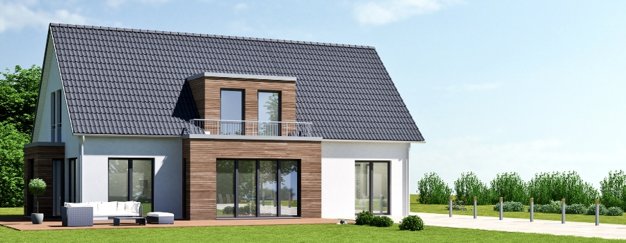 Einfamilienhaus mit Holz-Akzenten, in dem Fensterflächen sowie Hebeschiebentüren vorhanden sind, die individuell bei meinfenster24 konfigurierbar sind.