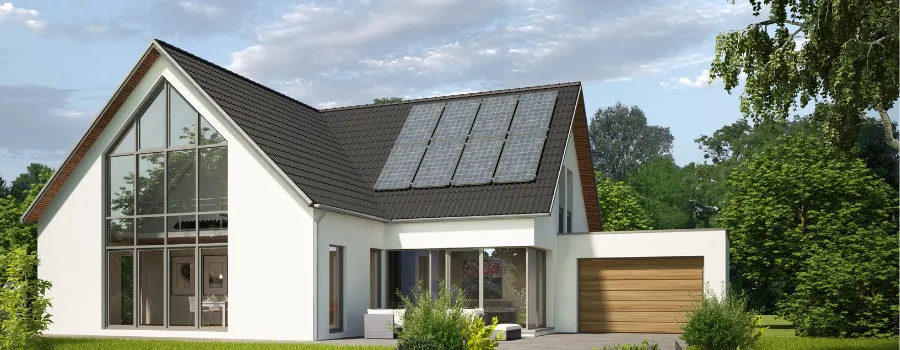Ein modernes Wohnhaus mit großen Fensterfronten und einer angrenzenden Garage. Die helle Fassade und das dunkle Dach erzeugen einen klaren, zeitgemäßen Kontrast. Fensterfronten sind individuell konfigurierbar auf meinfenster24.