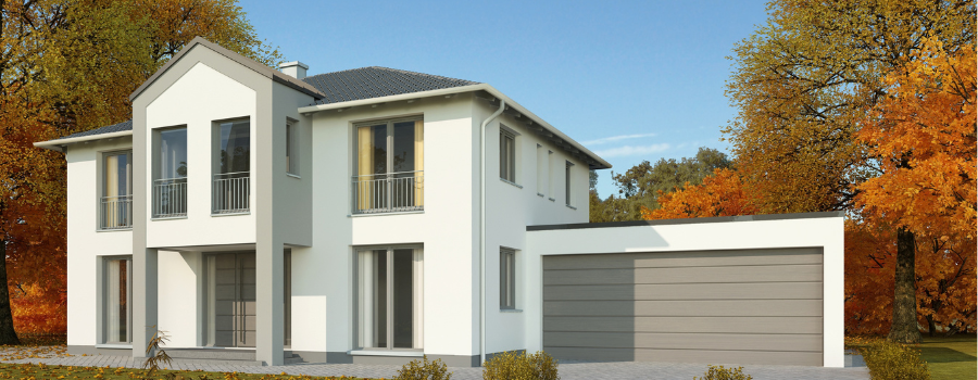 Herbstliches Wohnhaus mit weißer Fassade, modernen Fensterfronten, Türen und Garage, erhältlich bei meinfenster24.